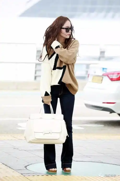 机场时尚的标杆krystal郑秀晶亮相机场出席米兰时装周