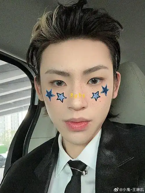 今日@小鬼-王琳凯 银白色挑染发型搭配黑色西装,现身qq音乐巅峰盛典