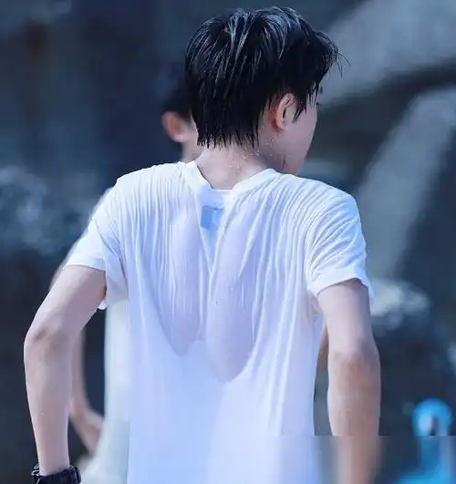 易烊千玺水中游玩,看到他被冲化妆的脸,网友:悄悄心动了_网易订阅