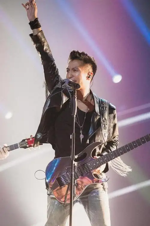 演唱会怒砸天价吉他,轰动港澳台,1999年的演唱会上,谢霆锋毫无预兆