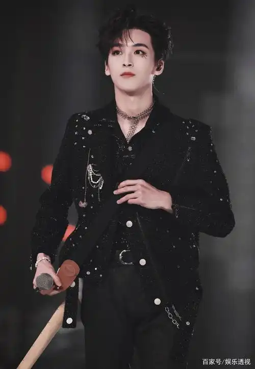 r1se何洛洛舞台热搜翻车,官博发文不坚定被嘲,哇唧唧哇同样如此