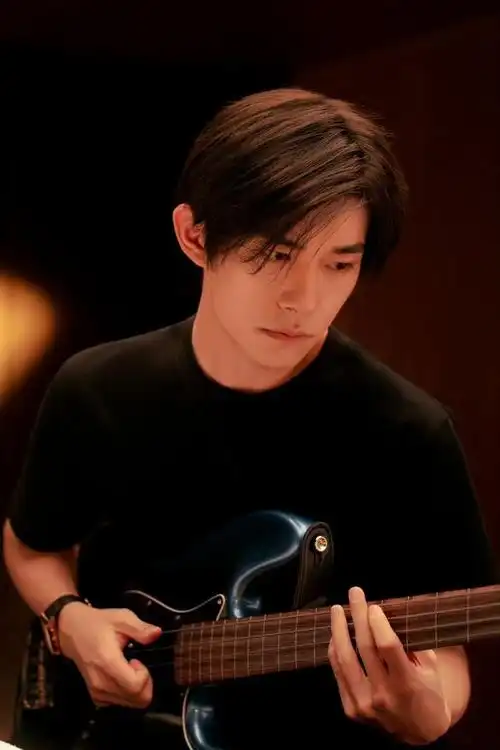 易烊千玺黑t花絮照来咯～这仙品侧颜帅出新高度了