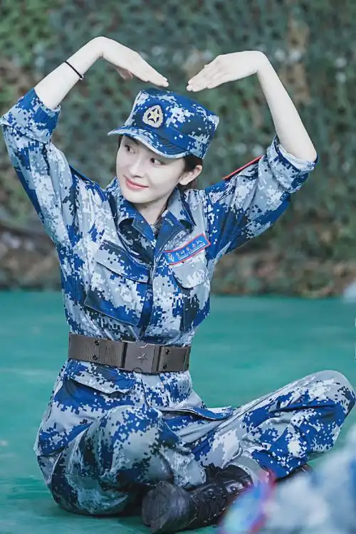 杨幂军装路透有……_高清图集_新浪网