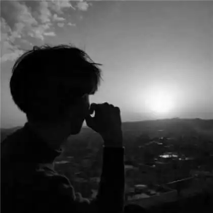 黑色系悲伤男生头像