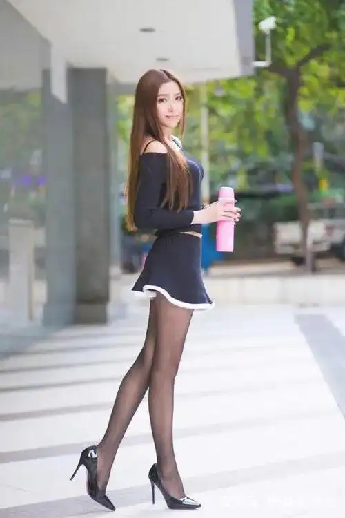 吊带短裙黑丝高跟鞋美女这样穿竟然美出新高度