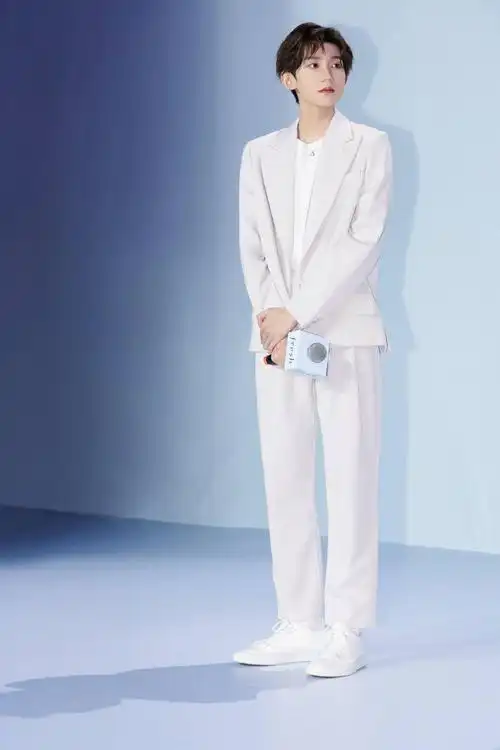 王源身着米灰色西服套装出席品牌活动 粉粉嫩嫩小卷毛带来新鲜《疯人