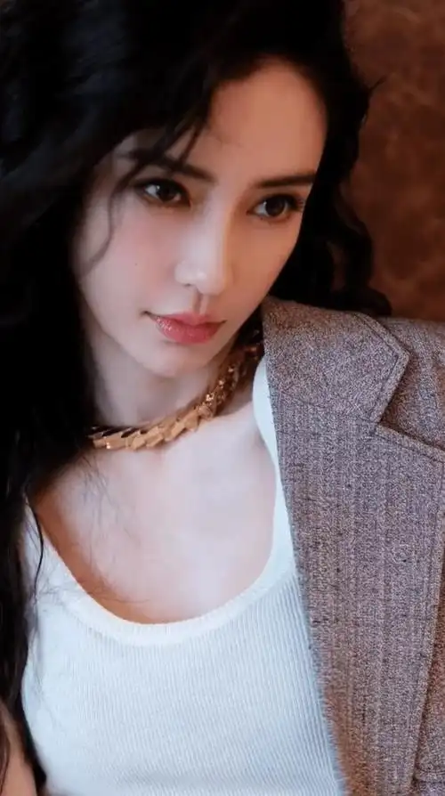 新浪娱乐讯 7月20日,杨颖工作室晒出了一组写真美照,angelababy身穿