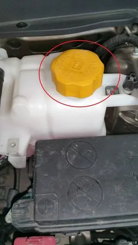 发动机冷却液加注口.