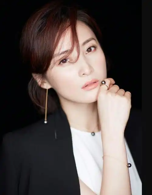 蒋勤勤纯素颜亮相机场短发造型干净利落皮肤白净似少女