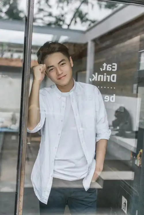 他那忧郁的白衬衫