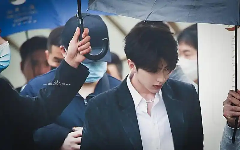 蔡徐坤黑西装亮相奔跑吧发布会贵气十足的霸总坤帅气来袭