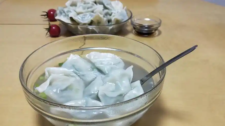 推荐一碗油麦菜虾仁饺