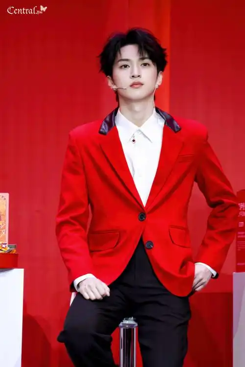 严浩翔来伊份品牌代言人