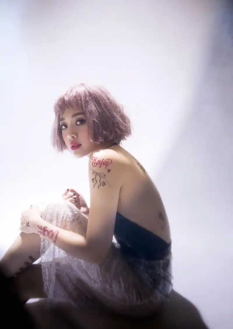 组图:鬼鬼《knock knock knock》mv首发 展崭新爱情观