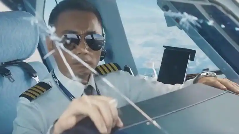 中国机长口碑特辑一路逆袭夺单日票房冠军