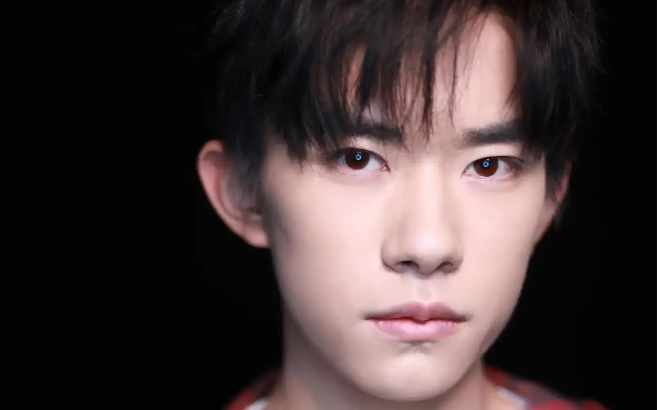 易烊千玺最新超帅气写真高清图片桌面壁纸