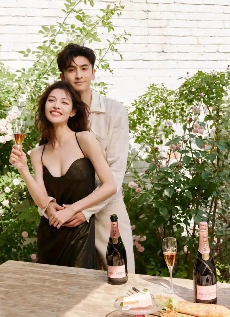 感觉他俩好自然,张云龙的眼神真的绝了,帅哥美女好养眼,期待剧开播了