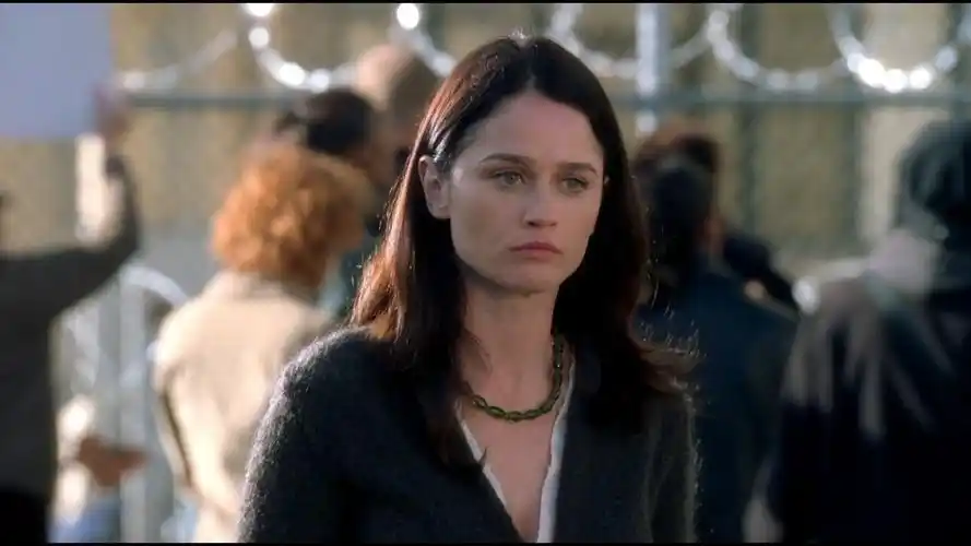 《越狱》e42:急于拯救林肯的女律师,不小心落入敌人的陷阱,线索再一次