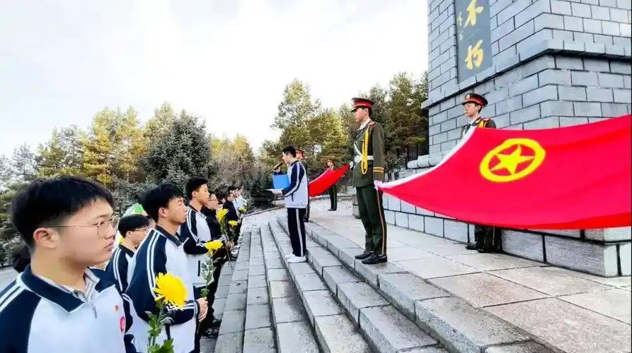 林口县第三小学党员教师及学生代表来到烈士墓前,肃立默哀,敬献鲜花