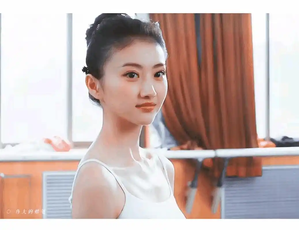 景甜16岁从北京舞蹈学院退学后,路征把她送进了北京电影学院,和郑爽