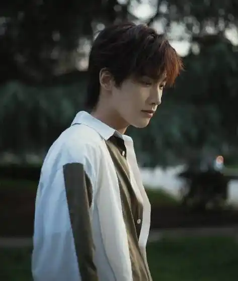 邢昭林经纪人丨"邢昭林:从角色到真实的自我"