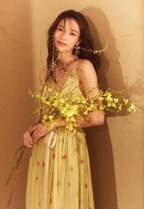 钟楚曦荞麦疯长美图流出穿绿色露背裙这张真复古女王