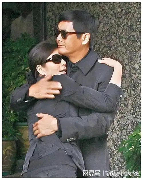 钟楚红在丈夫葬礼上,投入周润发怀里痛哭,众人疑惑他们什么关系_生活