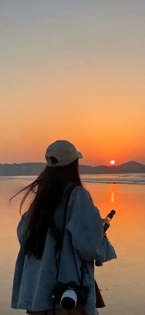 唯美日落氛围感女生背影