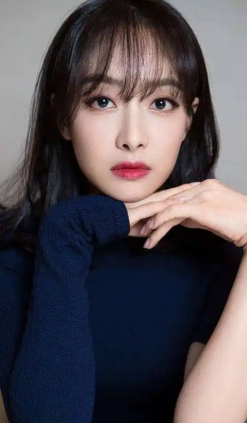 宋茜放大招了,短上衣狂秀马甲线,高马尾活力四射_卫衣_舞台_身材