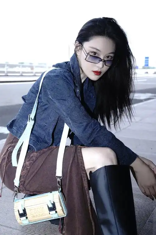 张馨予机场出发照##张馨予竹签包