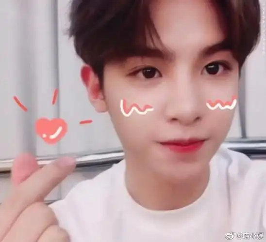 七夕花式比心大赛##黄明昊