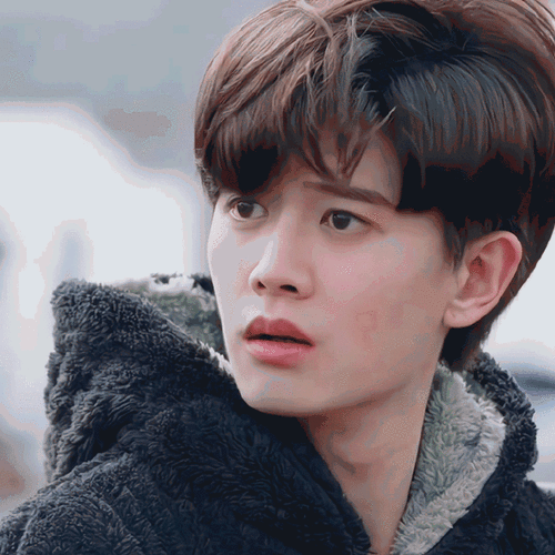 都得剃发际线的国超哥哥完全不用担心发量问题,任嘉伦说天生的没办法