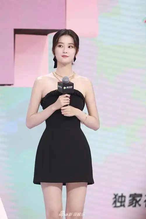 组图:乔欣穿黑色抹胸短裙 与胡一天甜蜜对视cp感满满