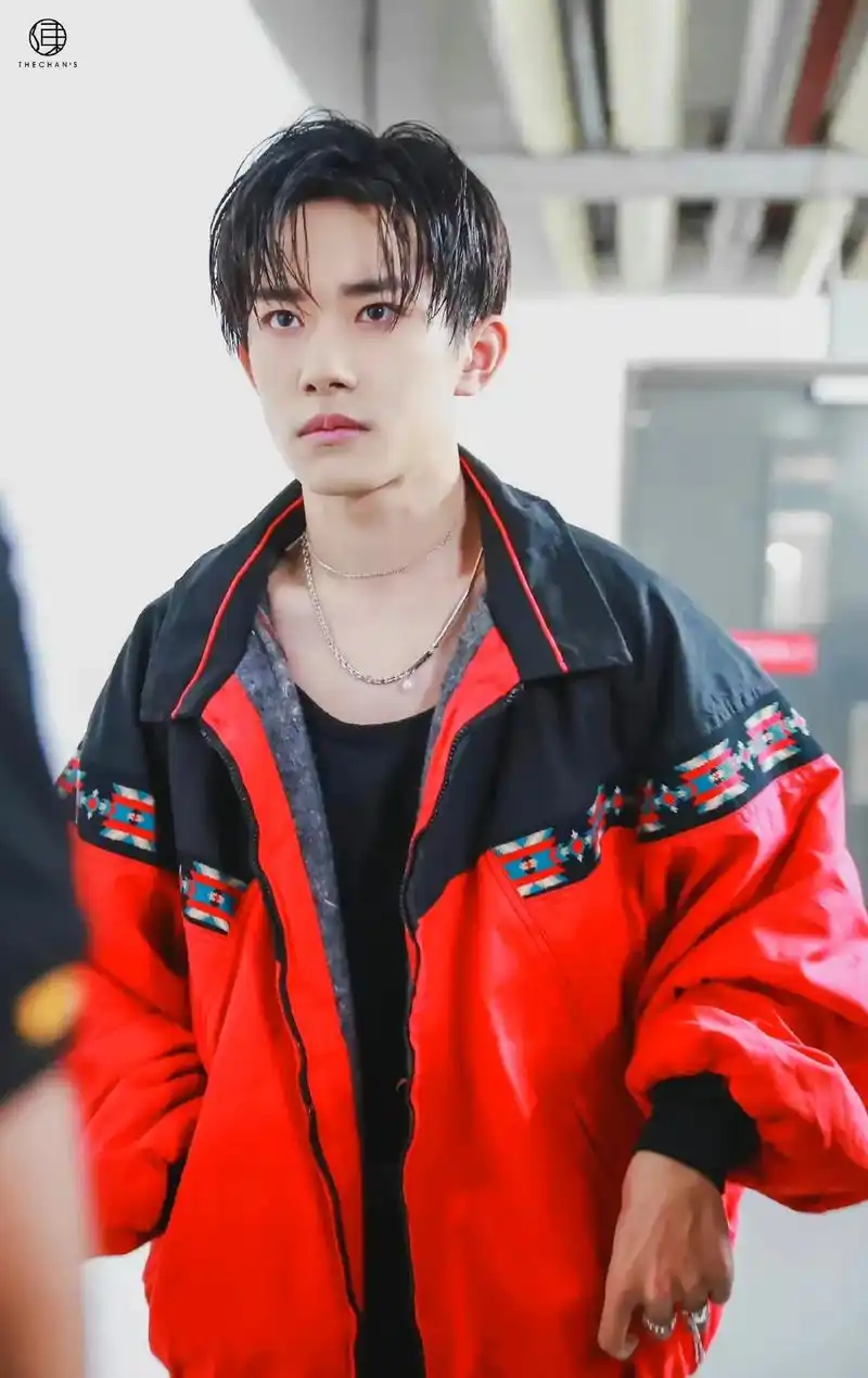 易烊千玺 是个念旧的人啊.第一次穿这件衣服是在金像奖,第 - 抖音