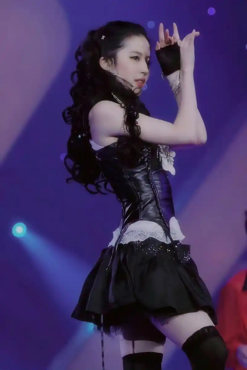 刘亦菲罕见的舞台舞蹈