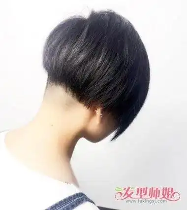 女生齐耳短发的发型设计中,将发尾剪的齐平一些,短发烫发发型不对称偏