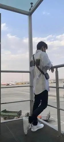 tfboys三小只这背影你知道是谁吗?