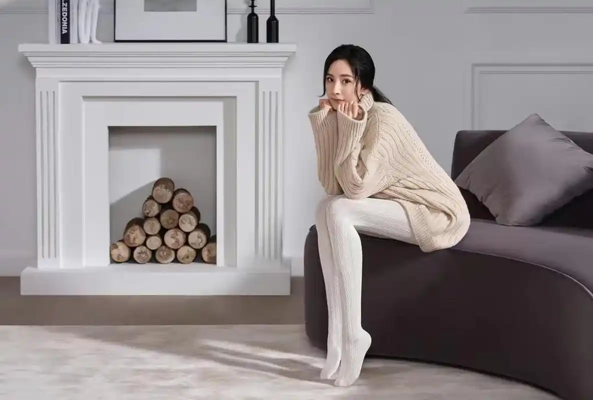 杨幂的大腿相对于小腿来说也算是很瘦的,整条腿从下到上小腿部与