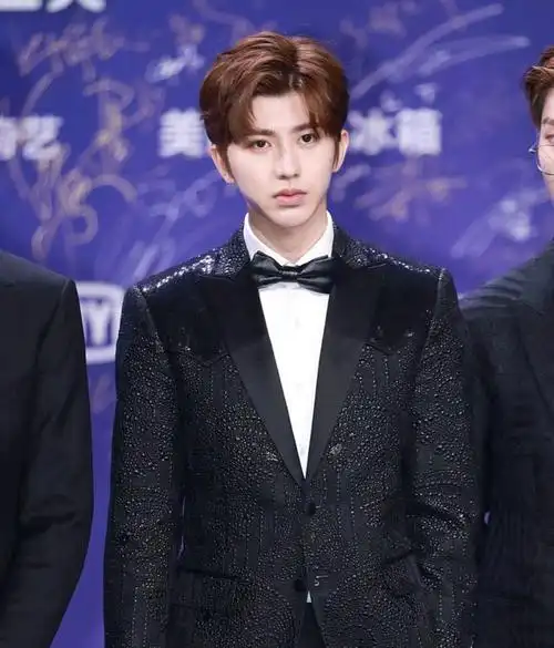 蔡徐坤未成年签了不平等合约被索赔5000万,现被判只需支付300万