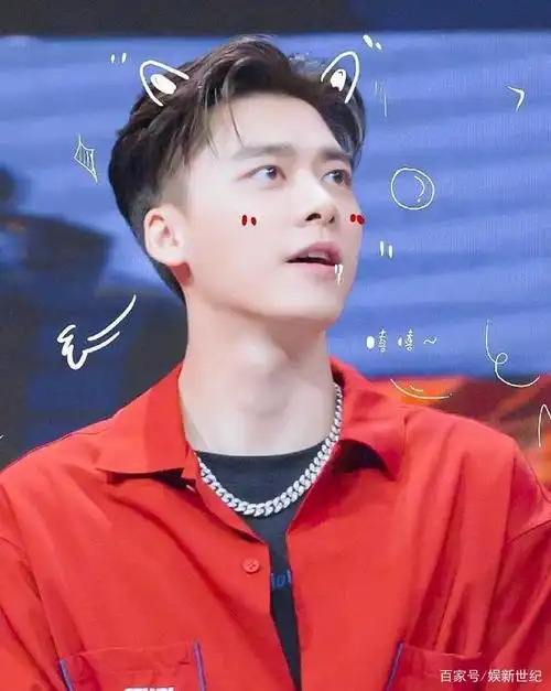 李易峰不舍假期结束,晒素颜照难掩好气色,嘟嘴卖萌像生气的河豚