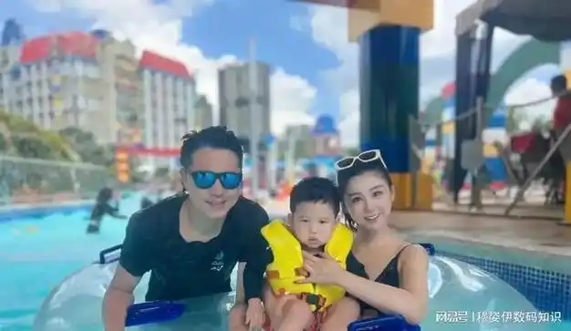 38岁李小萌晒游泳照丰腴婀娜为老公擦背显恩爱王雷体型健壮