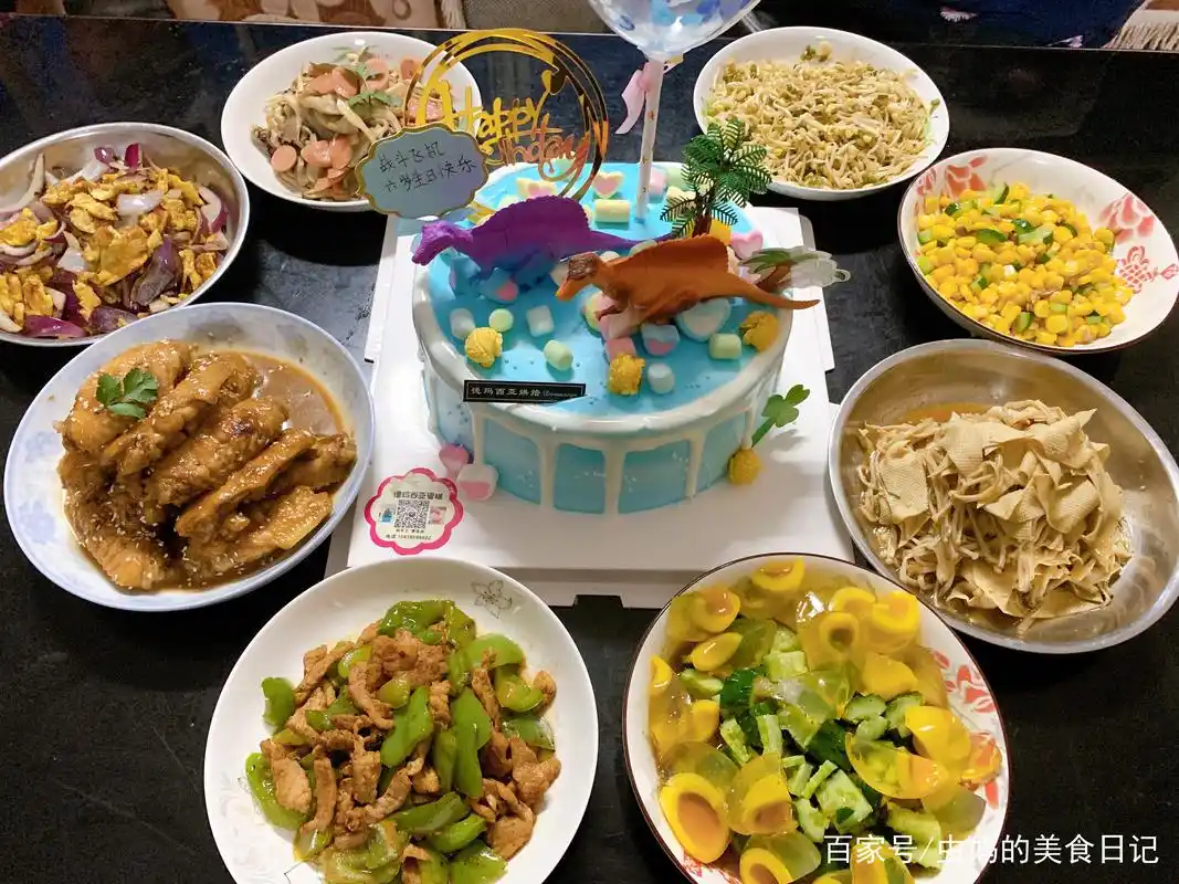 宅家给孩子过生日也有仪式感,华丽蛋糕加简单家常菜,全家乐开怀
