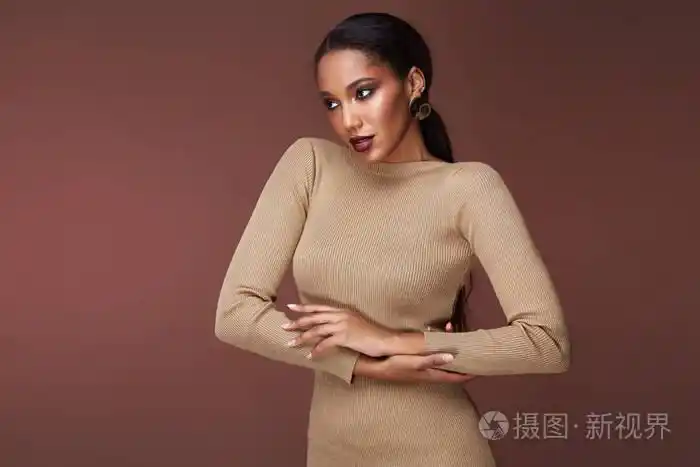 布吕内特发型女士美丽的脸性感,瘦骨嶙峋的身体形状,棕褐色的皮肤,穿