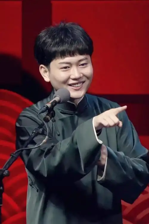 德云社孟鹤堂被迫营业一张瓜皮面具逗乐粉丝这是在剧透什么呢