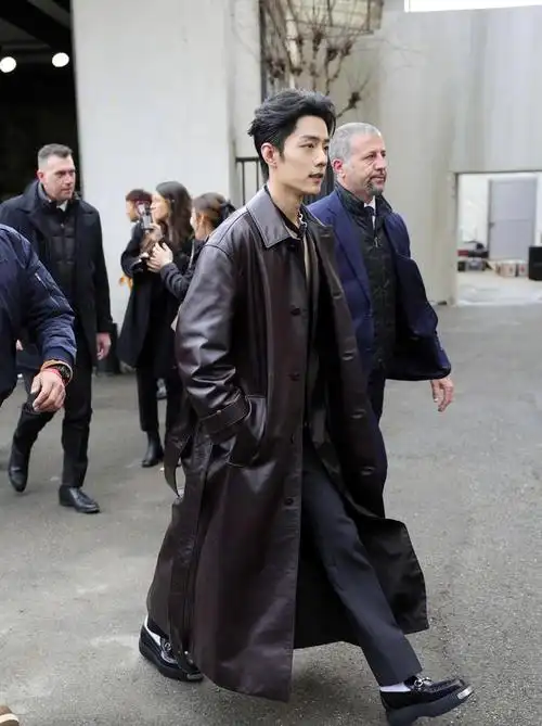 唐嫣刘诗诗时装周压轴出场霸气十足回头率100惊艳外国友人