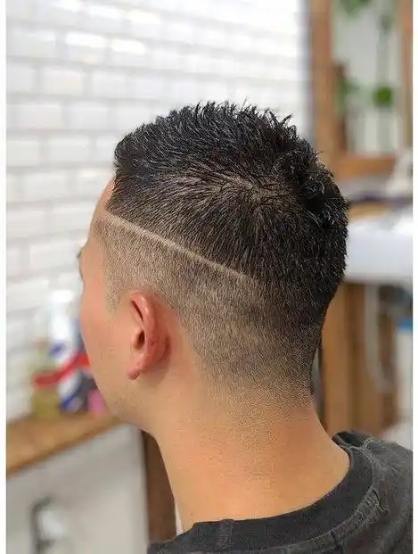 男士发型新风尚:两侧铲短,头顶锡纸烫,纹理烫与短寸头