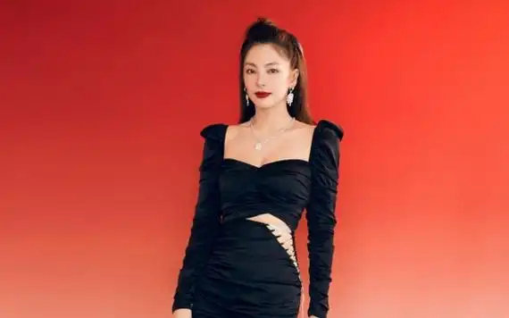 张雨绮穿黑色透视长裙性感撩人,身姿婀娜眼神妩媚