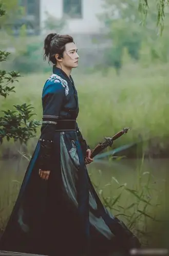 杨洋真有气质,穿古装还敢配"超短马尾",英俊又消失,侠气十足