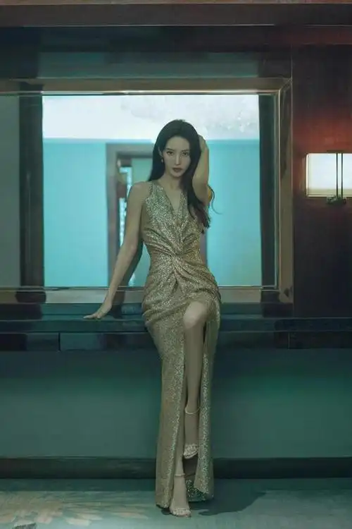 金晨身材瘦到极致穿蓝色运动背心走机场宛如纸片人