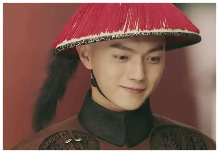 更重要的是在《延禧攻略》里饰演的富察傅恒,让这个初出茅庐的小伙子